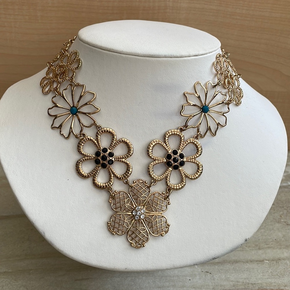 Pretty flower necklace NWOT